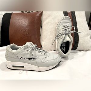 Nike Women’s Light gray/white/black AIR MAX• SIZE 8